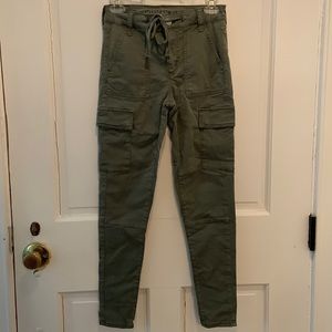 American Eagle Hi-rise jegging cargo pants (size 4)